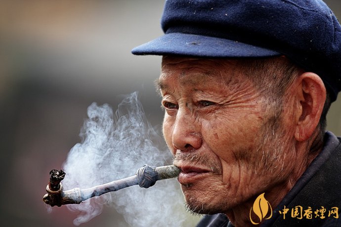旱煙和煙卷哪個危害大，旱煙袋很有講究