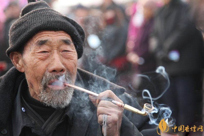 旱煙和煙卷哪個危害大，旱煙袋很有講究