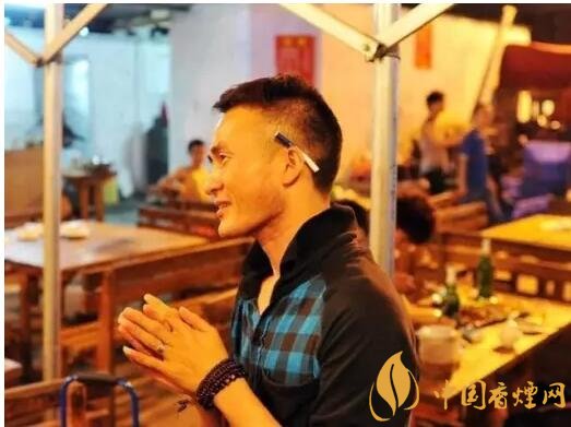 香煙夾耳朵上是怎么來的，耳夾煙是男人的專利